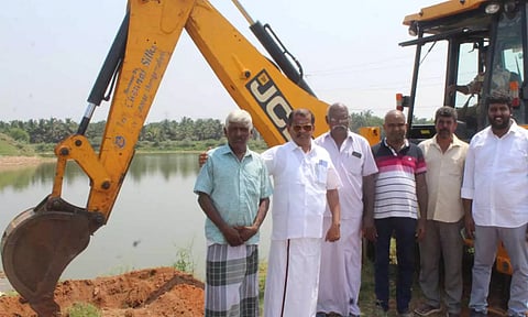 சொட்டுநீர் பாசனம் அமைக்கும் பணிகள் தீவிரமாக நடைபெறும் காட்சி. 