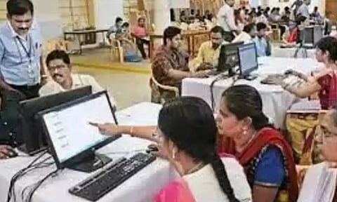 தமிழகத்தில் நாளை நடக்க இருந்த பட்டதாரி ஆசிரியர் மாறுதல் கலந்தாய்வு ஒத்திவைப்பு