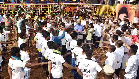 ஜல்லிக்கட்டு போட்டியில் கலெக்டர் கார்மேகம் உறுதி மொழி வாசித்தபோது எடுத்தபடம்.