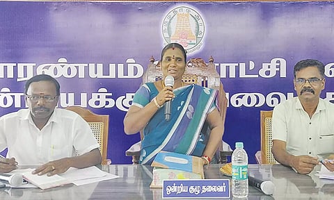 வேதாரண்யம் ஊராட்சி ஒன்றியக்குழு கூட்டத்தில் தலைவர் கமலா அன்பழகன் பேசினார்.