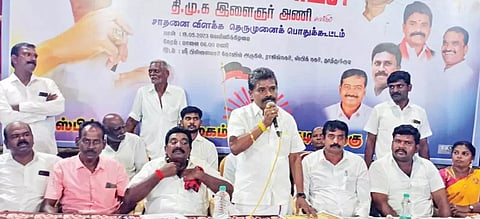 கூட்டத்தில் சண்முகையா எம்.எல்.ஏ. பேசிய காட்சி.