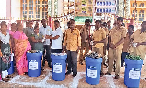 ஆய்க்குடி தேர்வுநிலை பேரூராட்சியில் பழைய பொருட்களை ஒப்படைக்கும் நிகழ்ச்சி