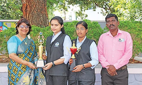 பிளஸ்-1 தேர்வில் முதல் 2 இடங்களை பெற்ற மாணவிகளுக்கு பாரத் கல்விக்குழுமச் செயலாளர் காந்திமதி மோகனகிருஷ்ணன் வெற்றிக் கோப்பையை வழங்கி பாராட்டினார்.அருகில் முதல்வர் பாலசுந்தர் உள்ளார்.