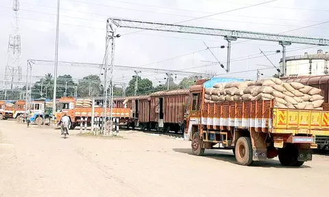 தஞ்சையில் இருந்து சென்னைக்கு அரவைக்காக 2000 டன் நெல் அனுப்பி வைப்பு