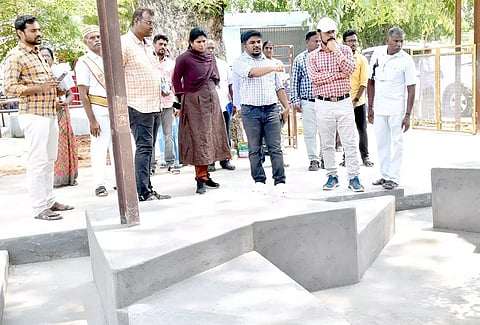 அருப்புக்கோட்டை யூனியன் கோபாலபுரம் ஊராட்சியில் நடைபெறும் அங்கன்வாடி மைய கட்டிட பணிகளை கலெக்டர் ஜெயசீலன் பார்வையிட்டு ஆய்வு செய்தார்.