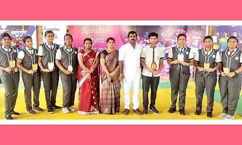 சாதனை படைத்த மாணவ-மாணவிகளை வி.எஸ்.ஆர்.ஜெகதீஷ் பாராட்டிய காட்சி