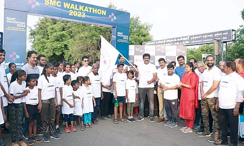 விழிப்புணர்வு நடைப்பயணத்தை மேயர் சண்.ராமநாதன் கொடியசைத்து தொடங்கி வைத்தார்.