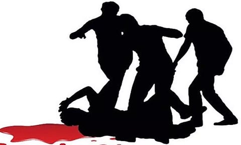 உவரி அருகே வாலிபர் மீது தாக்குதல் - அண்ணன், தம்பிக்கு வலைவீச்சு