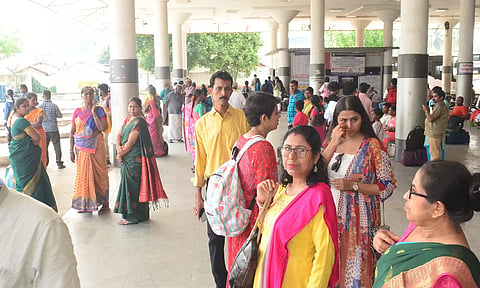 கோவை புதிய பஸ் நிலையத்தில் குவிந்த சுற்றுலாபயணிகள் கூட்டம்