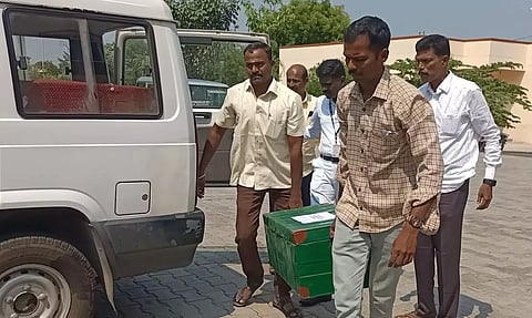 லஞ்ச ஒழிப்பு போலீசார் குற்றப்பத்திரிகை தாக்கல் செய்வதற்காக ஆவண பெட்டகத்தை கோர்ட்டுக்கு எடுத்து வந்த காட்சி.