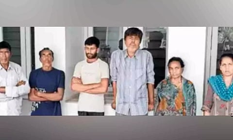 கைதான கும்பலை படத்தில் காணலாம்.