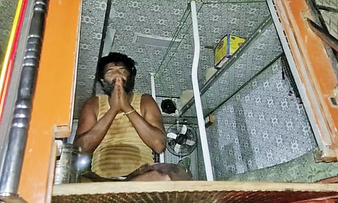 2-வதும் பெண் குழந்தை பிறந்ததால் விரக்தி- மது போதையில் லாரியை சாலையில் நிறுத்தி விட்டு தூங்கிய டிரைவர்