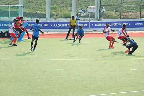 15-வது லீக் ஆட்டத்தில் ெரயில் வீல் பேக்டரி பெங்களூர் மற்றும் பாம்போஷ் நிஸ்வாஸ் ஆக்கி அணி ஆகிய அணிகள் மோதிய காட்சி.