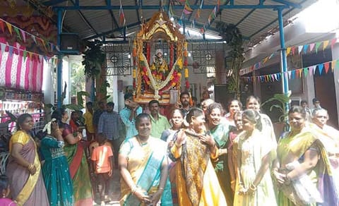 சப்பரபவனி நடந்தபோது எடுத்த படம்.