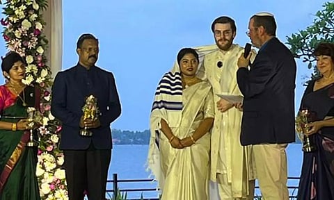 15 ஆண்டுகளுக்கு பிறகு யூத முறைப்படி நடந்த திருமணம்- போலீஸ் அதிகாரி மகளை மணந்த அமெரிக்க விஞ்ஞானி