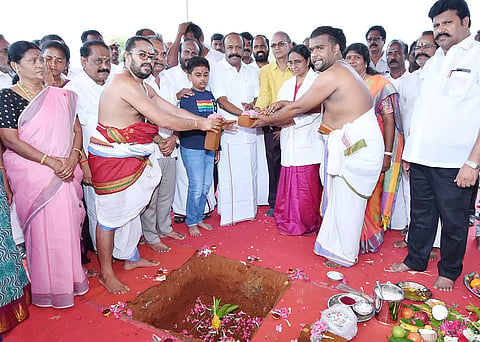 அரசு மருத்துவமனை கூடுதல் கட்டிடங்களுக்கான பூமிபூஜையை அமைச்சர் பெரியகருப்பன் தொடங்கி வைத்தார். அருகில் கலெக்டர் (பொறுப்பு) மணிவண்ணன், டீன் சத்தியபாமா மற்றும் பலர் உள்ளனர்.
