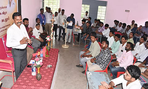 நில அளவர், வரைவாளர்களுக்கான பயிற்சி வகுப்பை மாவட்ட வருவாய் அலுவலர் ராஜசேகர் தொடங்கி வைத்து பேசியபோது எடுத்தபடம். 