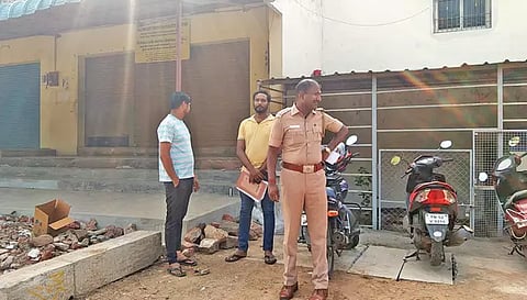 மேட்டூர் போலீசார் திருட்டு நடைபெற்ற கூரியர் நிறுவனத்திற்கு வந்து விசாரணை செய்த போது எடுத்த படம்.