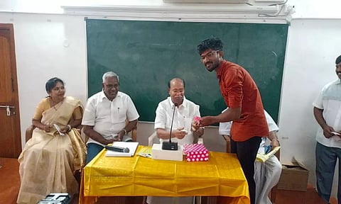 தமிழில் பேசினால் தங்க காசு பட்டிமன்றத்தில் வென்ற மாணவனுக்கு பாமக நிறுவனர் டாக்டர்.ராமதாஸ் பரிசாக 4 கிராம் தங்க நாணயத்தை வழங்கினார்.