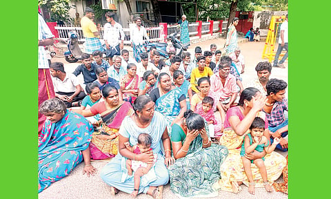 பலியான வாலிபர் குடும்பத்துக்கு அரசு நிவாரணம் வழங்க ேகாரி கலெக்டர் அலுவலகத்துக்கு மனு கொடுக்க வந்த பெண்கள் மற்றும் உறவினர்கள்.
