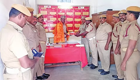 வேலாயுதம்பாளையம் புதிய தீயணைப்பு நிலைய அலுவலராக பதவி ஏற்றுக் கொண்ட சரவணனுக்கு, சக தீயணைப்பு வீரர்கள் வாழ்த்து தெரிவித்த போது எடுத்த படம்.