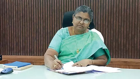 நாமக்கல் மாவட்ட கலெக்டராக டாக்டர் எஸ்.உமா பொறுப்பேற்றுக் கொண்ட காட்சி.