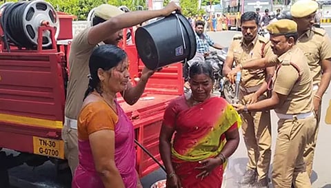 தீக்குளிக்க முயன்றவர்களை போலீசார் மீட்ட காட்சி.