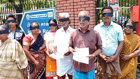 சேலம் ஓமலூர் சர்க்கரை செட்டிபட்டி கிராமத்தைச் சேர்ந்த குடும்பத்தினர் மின் இணைப்பு வழங்காததை கண்டித்து கண்களை கட்டிக்கொண்டு நூதன முறையில் கலெக்டர் அலுவலகத்தில் மனு கொடுக்க வந்தனர்.