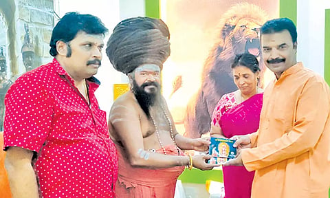 தருமபுர ஆதீனம் வெளியிட்ட நூலை ஐகோர்ட்டு நீதிபதி மகாதேவன் பெற்றுக்கொண்டார்.