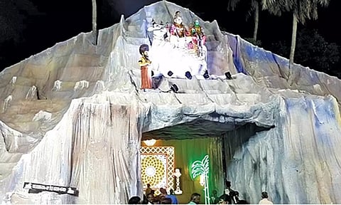 கயிலாய மலை போல் காட்சியளிக்கும் வகையில் அமைக்கப்பட்டுள்ளயாகசாலை.