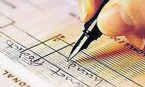 செக் மோசடி வழக்கு: பல்லடம் கோர்ட்டில் தி.மு.க. நகர செயலாளர் சரண்