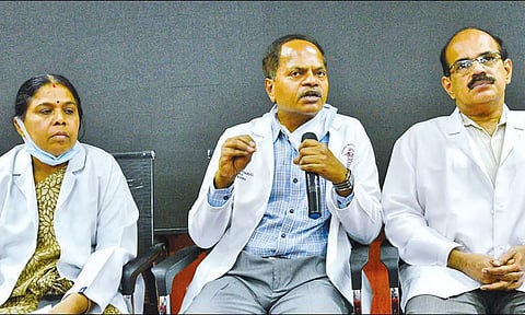 மதுரை அரசு ராஜாஜி ஆஸ்பத்திரி டீன் ரத்தினவேல் பேட்டியளித்தபோது எடுத்த படம்