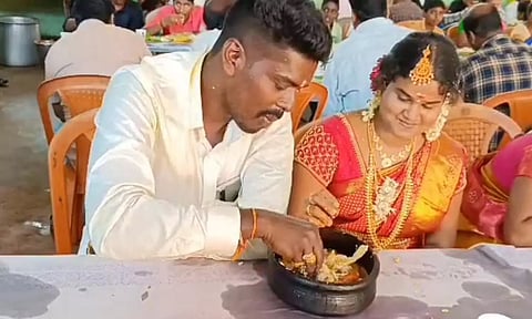 மண் சட்டியில் விருந்து சாப்பிட்ட புதுமண தம்பதிகள்.