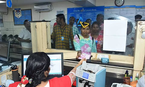 2 ஆயிரம் ரூபாய் நோட்டுகளை வங்கிகளில் மாற்றுவது தொடங்கியது- பெரும்பாலான இடங்களில் கூட்டம் இல்லை