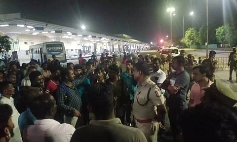 தென் மாவட்டங்களுக்கு செல்ல பஸ்கள் இல்லாததால் கோயம்பேடு பஸ் நிலையத்தில் நள்ளிரவில் தவித்த பயணிகள்