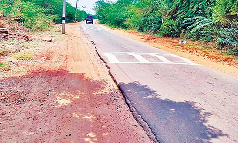 பழுதடைந்த நிலையில் உள்ள சாலை.