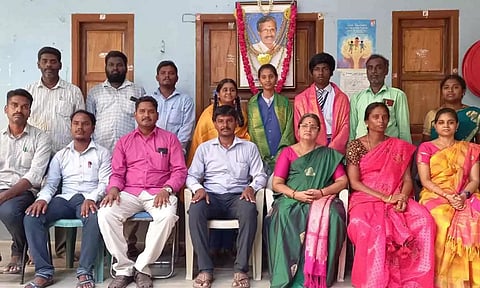 எஸ்.எஸ்.எல்.சி. பொதுத்தேர்வில் மாநில அளவில் முதலிடம் பெற்ற மாணவ-மாணவிகளை வாழ்த்திய காட்சி.