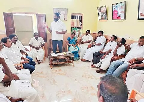 ஆலோசனை கூட்டத்தில் கிருஷ்ணமுரளி எம்.எல்.ஏ. பேசிய போது எடுத்த படம்.