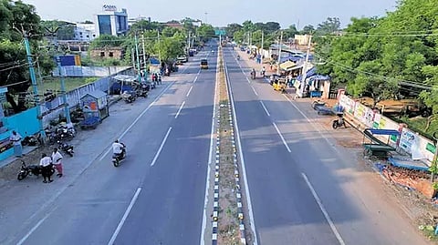 சங்கரன்கோவில் என்.ஜி.ஓ. காலனி ெரயில்வே கேட் முதல் திருவேங்கடம் சாலை சந்திப்பு வரை இரு வழித்தட சாலை நான்கு வழி சாலையாக விரிவாக்கம் செய்யப்பட்டுள்ள காட்சி.