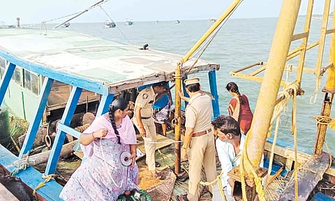 மல்லிபட்டினம் கடற்கரையில் நிறுத்தப்பட்டிருந்த விசைப்படகை அதிகாரிகள் ஆய்வு செய்தனர்.