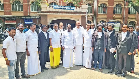 ஜி.கே. மணி எம்.எல்.ஏ., அருள் எம்.எல்.ஏ. உள்பட பா.ம.க. நிர்வாகிகள் கோர்ட்டில் ஆஜர் ஆகிவிட்டு வெளியில் வந்த காட்சி.