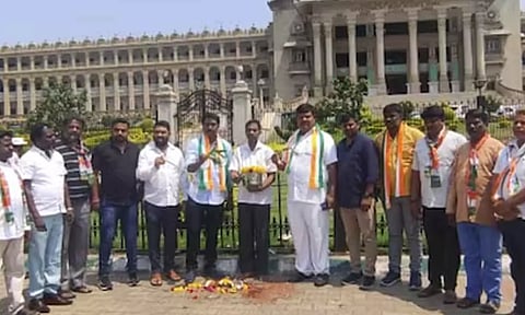 கர்நாடக சட்டசபையை கோமியத்தால் சுத்தம் செய்த காங்கிரசார்