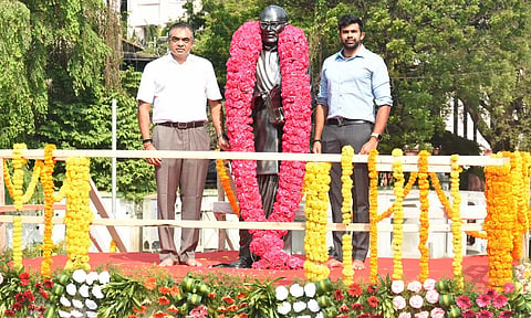 தமிழர் தந்தை சி.பா.ஆதித்தனார் நினைவு நாள்- சிலைக்கு தலைவர்கள் மாலை அணிவித்து மரியாதை