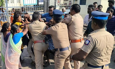 பிரசவத்தின்போது கர்ப்பிணி உயிரிழப்பு- தவறான சிகிச்சையால் இறந்ததாக உறவினர்கள் சாலை மறியல்