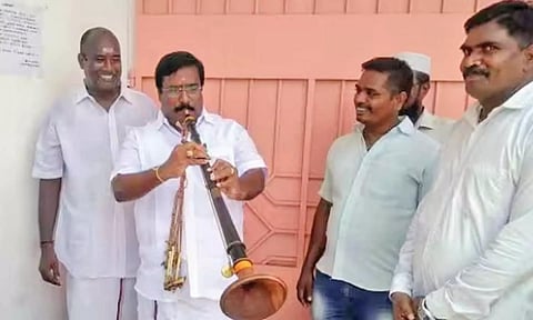 சட்டசபை எதிர்கட்சி தலைவர் சிவா நாதஸ்வரம் வாசித்த காட்சி