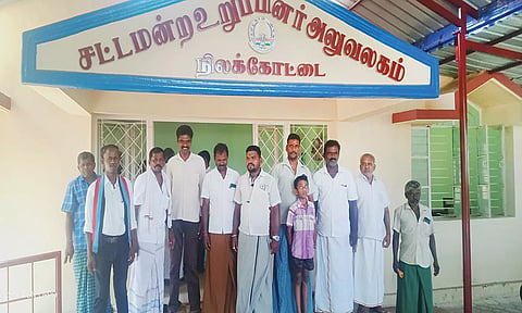 நிலக்கோட்டை எம்.எல்.ஏ. அலுவலகத்தில் முற்றுகை போராட்டம் நடத்திய கிராம மக்கள்.