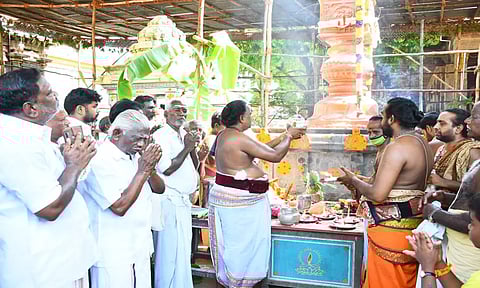 திருவதிகை வீரட்டானேஸ்வரர் கோவிலில் பிரம்மோற்சவ கொடியேற்று விழா இன்று காலை நடந்தது.