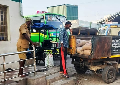 அம்மா உணவத்திற்கு குப்பை வண்டியில் வந்திறங்கிய அரிசி, மளிகை பொருட்கள்