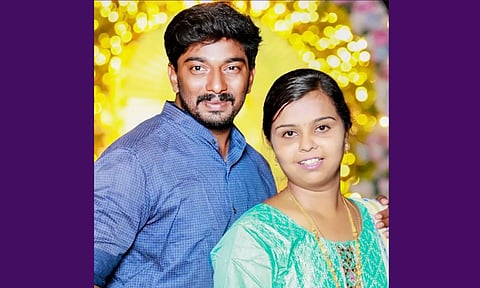 மணமக்கள் விஷ்ணுராம்- வைஷ்ணவி.