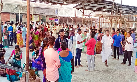 சென்னிமலை முருகன் கோவிலில் திருமணம் நடந்த போது எடுத்த படம்.